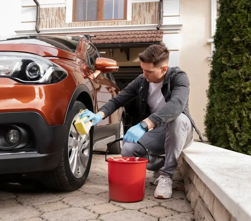 Lavage auto à domicile Cuffy : professionnel intervenant sur un véhicule